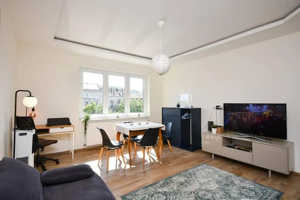 Апартаменты Renovated Stylish Flat At The Castle&Metro Будапешт
